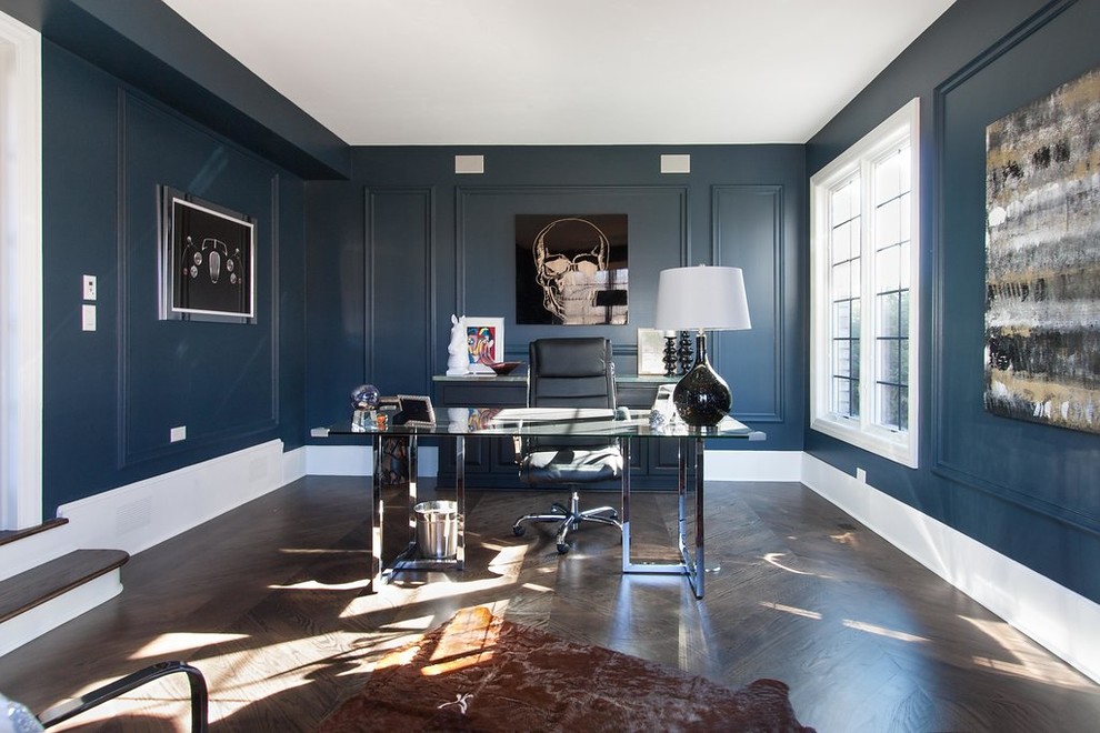 Immagine di un ufficio design di medie dimensioni con pareti blu, pavimento in legno massello medio, nessun camino, scrivania autoportante e pavimento marrone