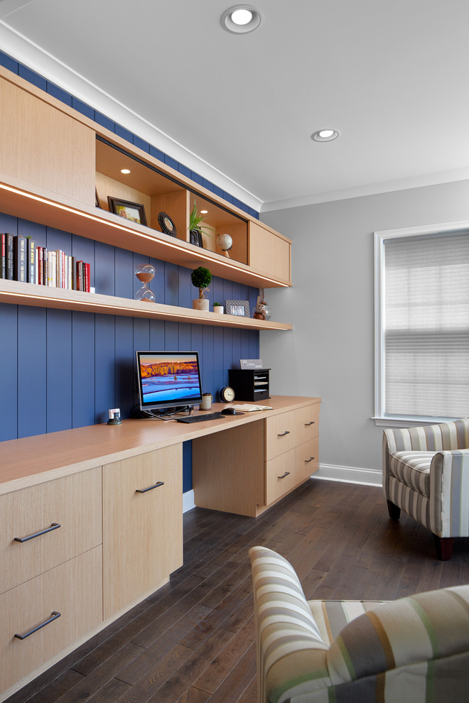 Пример оригинального дизайна: кабинет среднего размера в стиле неоклассика (современная классика) с синими стенами, темным паркетным полом, встроенным рабочим столом и коричневым полом без камина