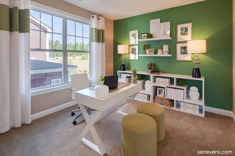 Idéer för små vintage hemmabibliotek, med gröna väggar, heltäckningsmatta och ett fristående skrivbord