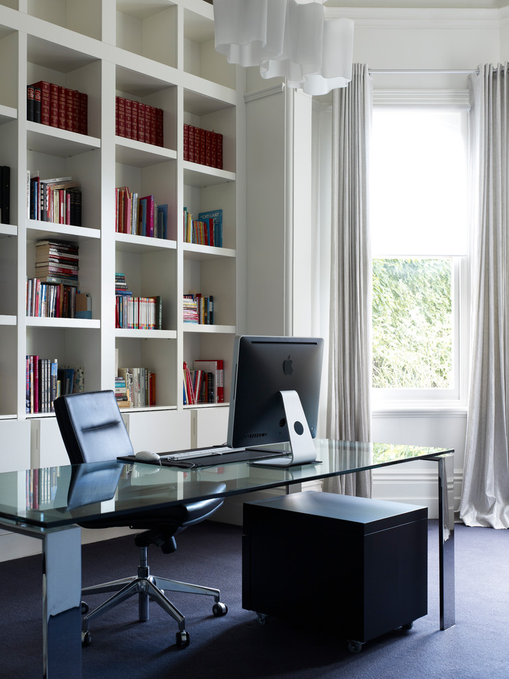 Идея дизайна: кабинет в современном стиле с белыми стенами, ковровым покрытием и отдельно стоящим рабочим столом