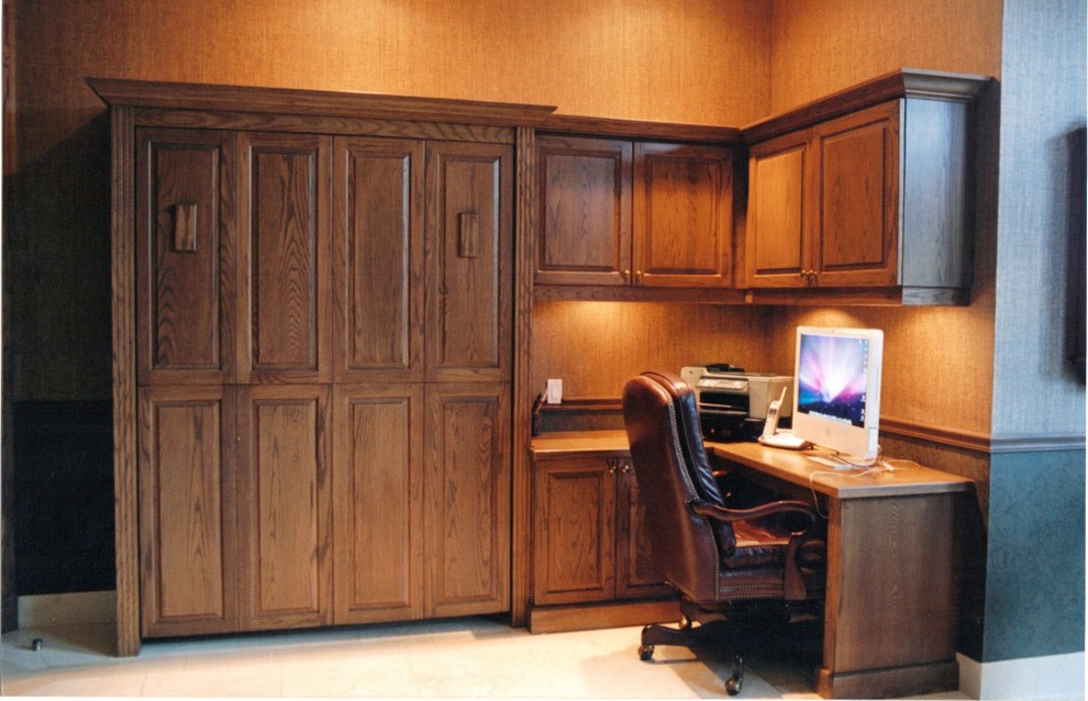 Imagen de despacho tradicional renovado de tamaño medio con biblioteca, paredes multicolor, suelo de mármol, escritorio empotrado y suelo beige
