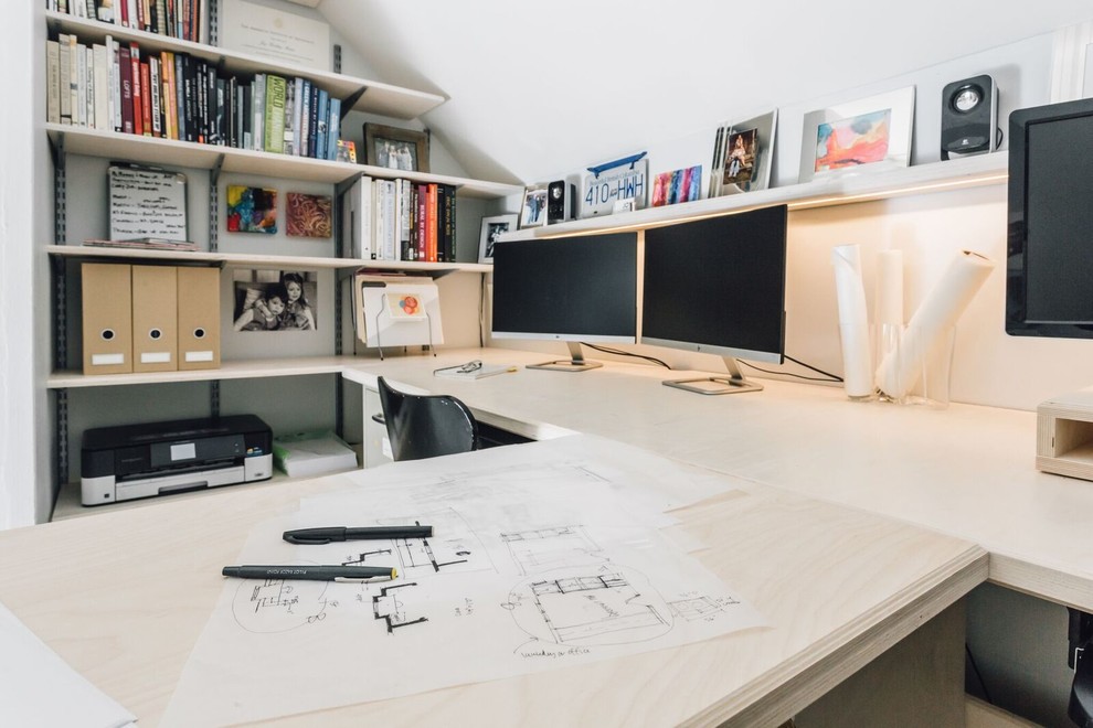 Mittelgroßes Modernes Arbeitszimmer ohne Kamin mit Arbeitsplatz, weißer Wandfarbe, hellem Holzboden und Einbau-Schreibtisch in Minneapolis