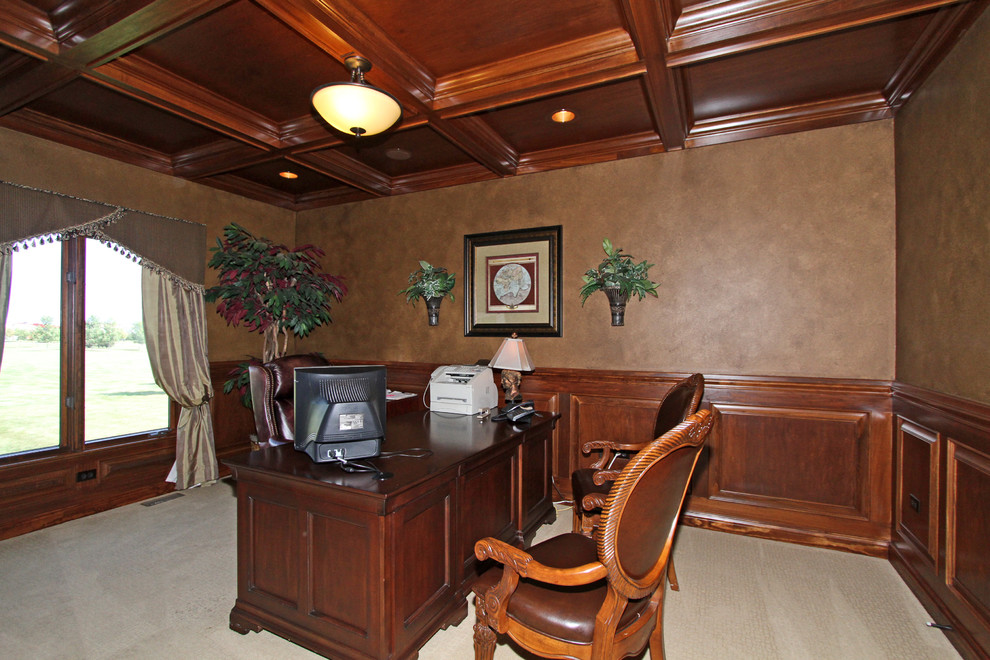 Idee per un grande ufficio tradizionale con pareti marroni, moquette, nessun camino e scrivania autoportante