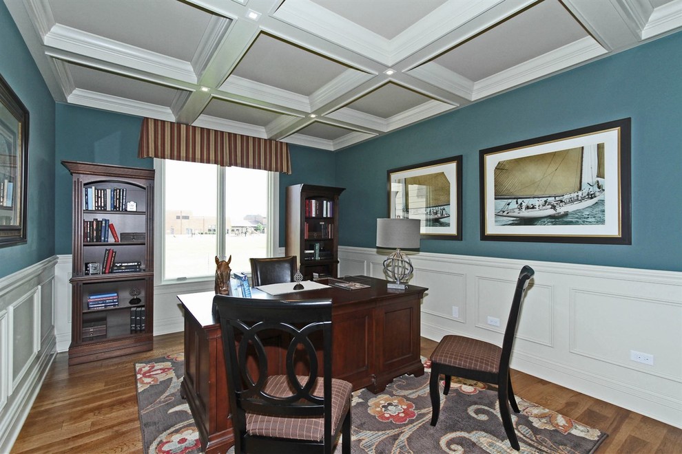 Idées déco pour un grand bureau classique avec un mur bleu, un sol en bois brun, aucune cheminée et un bureau indépendant.