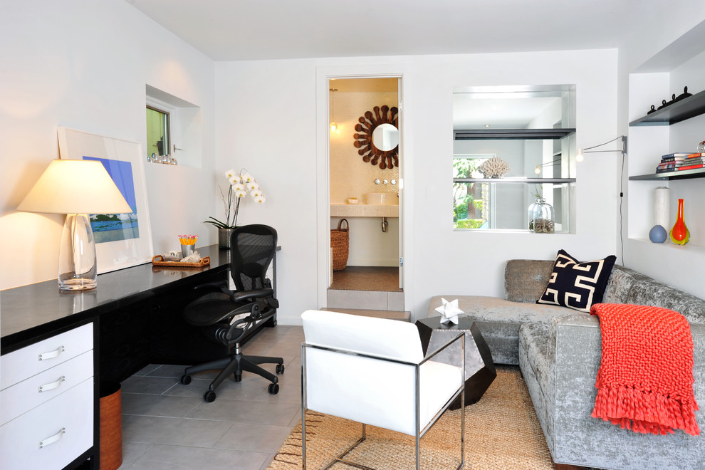 サンフランシスコにあるコンテンポラリースタイルのおしゃれなホームオフィス・書斎 (白い壁、造り付け机) の写真