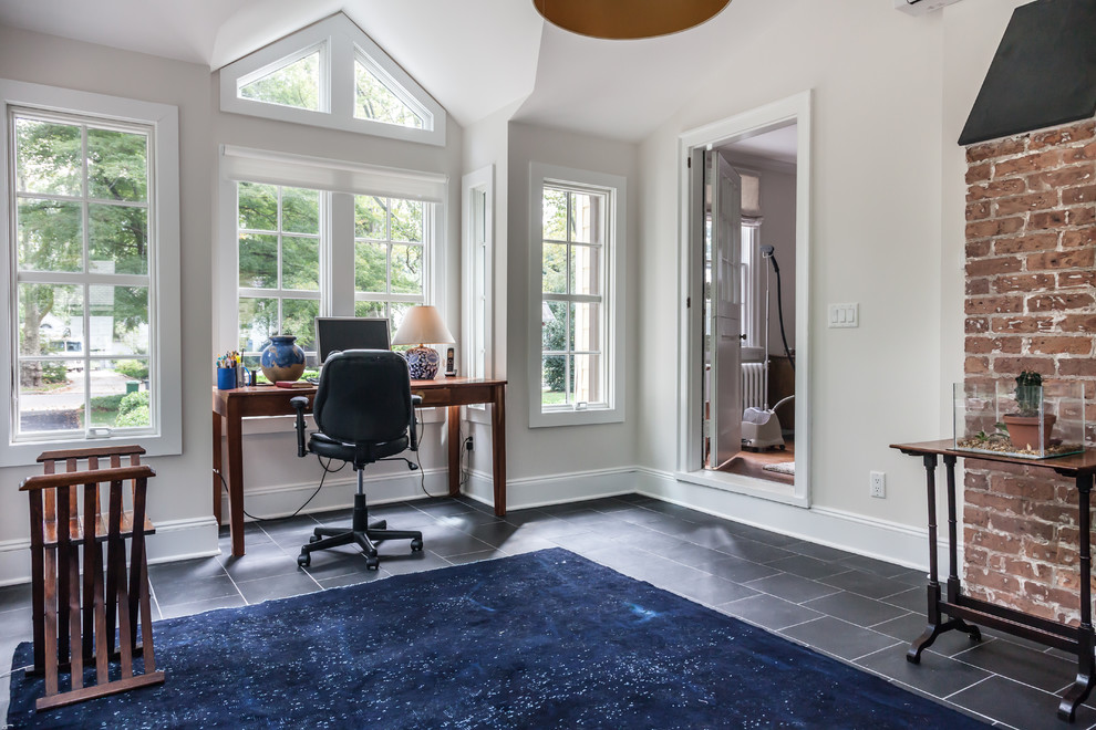 Mittelgroßes Klassisches Arbeitszimmer mit Studio, grauer Wandfarbe, Schieferboden und freistehendem Schreibtisch in New York