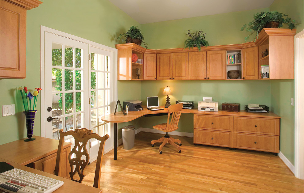 Inspiration för ett mellanstort funkis arbetsrum, med gröna väggar, ljust trägolv, ett inbyggt skrivbord och brunt golv