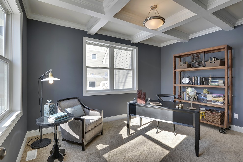 Ejemplo de despacho clásico renovado grande sin chimenea con moqueta, escritorio independiente y paredes grises