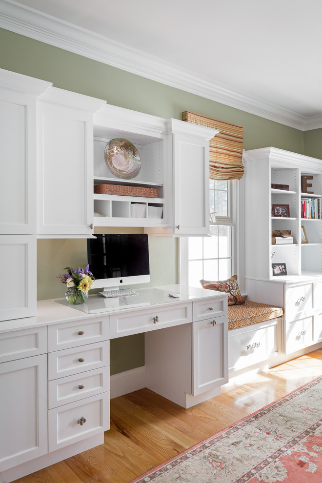 Источник вдохновения для домашнего уюта: кабинет среднего размера в классическом стиле с зелеными стенами, светлым паркетным полом и встроенным рабочим столом
