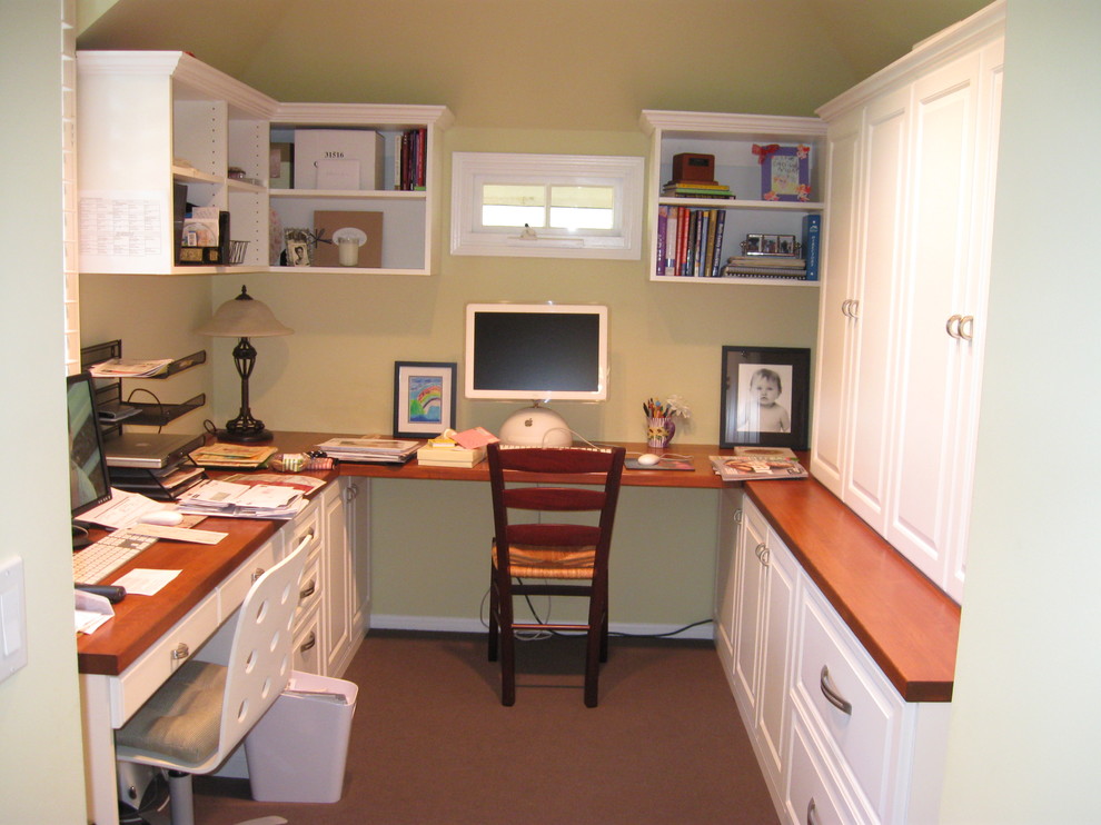 Ispirazione per un piccolo ufficio chic con pareti verdi, moquette, nessun camino e scrivania incassata