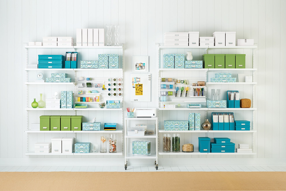 Cette image montre un très grand bureau atelier minimaliste avec un mur blanc et parquet peint.