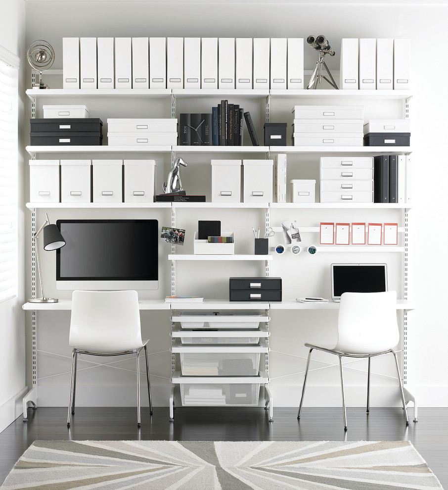 Esempio di un ufficio minimalista di medie dimensioni con parquet chiaro e pareti bianche