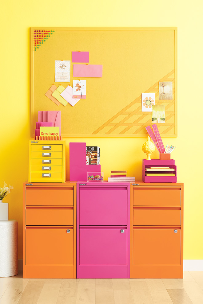 Modelo de despacho actual pequeño con paredes amarillas y suelo de madera clara