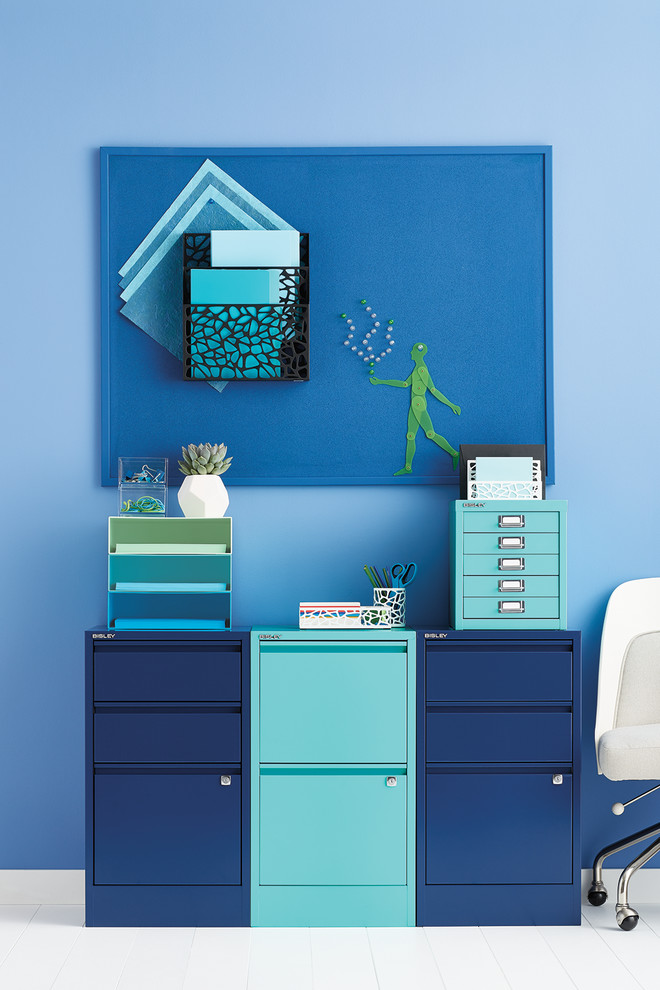 На фото: маленький кабинет в современном стиле с синими стенами и деревянным полом для на участке и в саду с