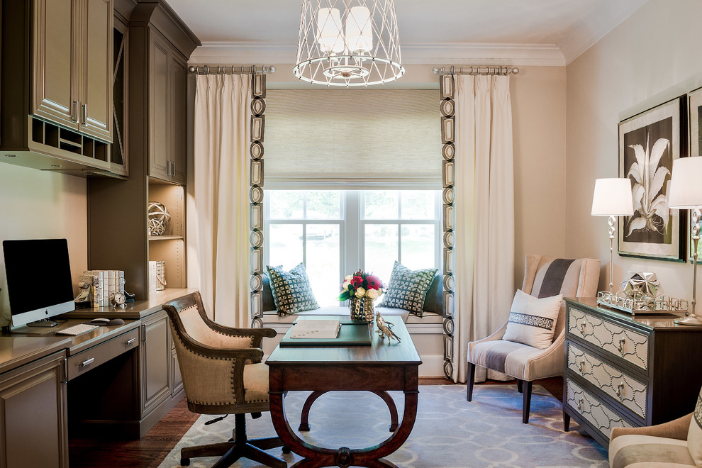 Mittelgroßes Klassisches Arbeitszimmer ohne Kamin mit beiger Wandfarbe, braunem Holzboden und freistehendem Schreibtisch in Washington, D.C.