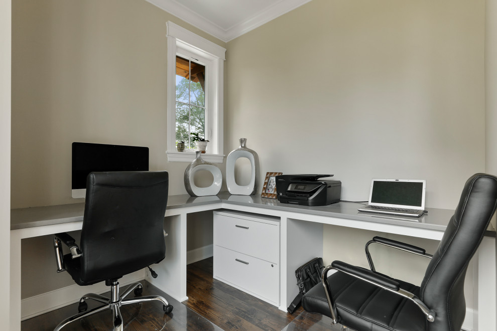 Idee per un ufficio country di medie dimensioni con pareti beige, pavimento in legno massello medio e scrivania incassata