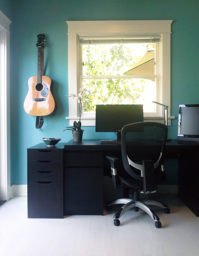 На фото: маленький кабинет в стиле неоклассика (современная классика) с синими стенами, деревянным полом и белым полом для на участке и в саду с