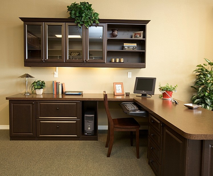 Idées déco pour un bureau classique de taille moyenne avec un mur beige, moquette, aucune cheminée, un bureau intégré et un sol marron.