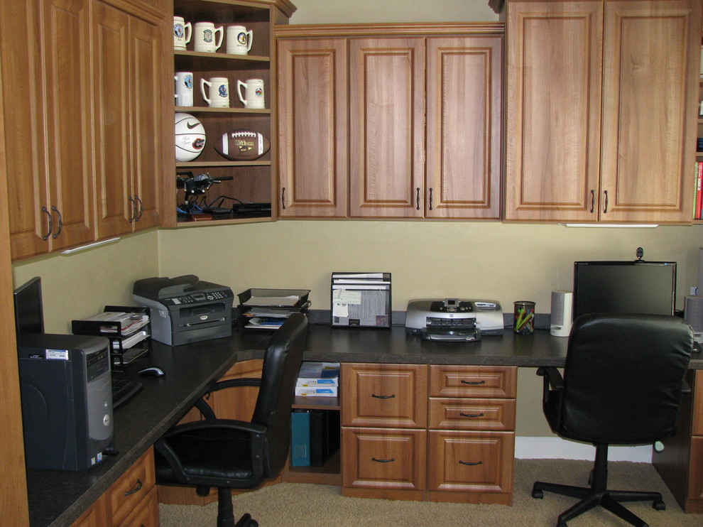 Ejemplo de despacho tradicional de tamaño medio sin chimenea con paredes beige, moqueta, escritorio empotrado y suelo marrón