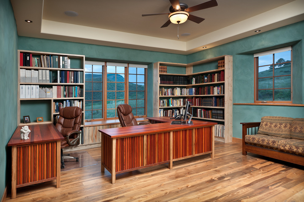 Inspiration för ett stort amerikanskt hemmabibliotek, med ett fristående skrivbord