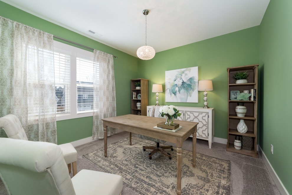 ローリーにあるトランジショナルスタイルのおしゃれなホームオフィス・書斎 (緑の壁、カーペット敷き、自立型机、ベージュの床) の写真