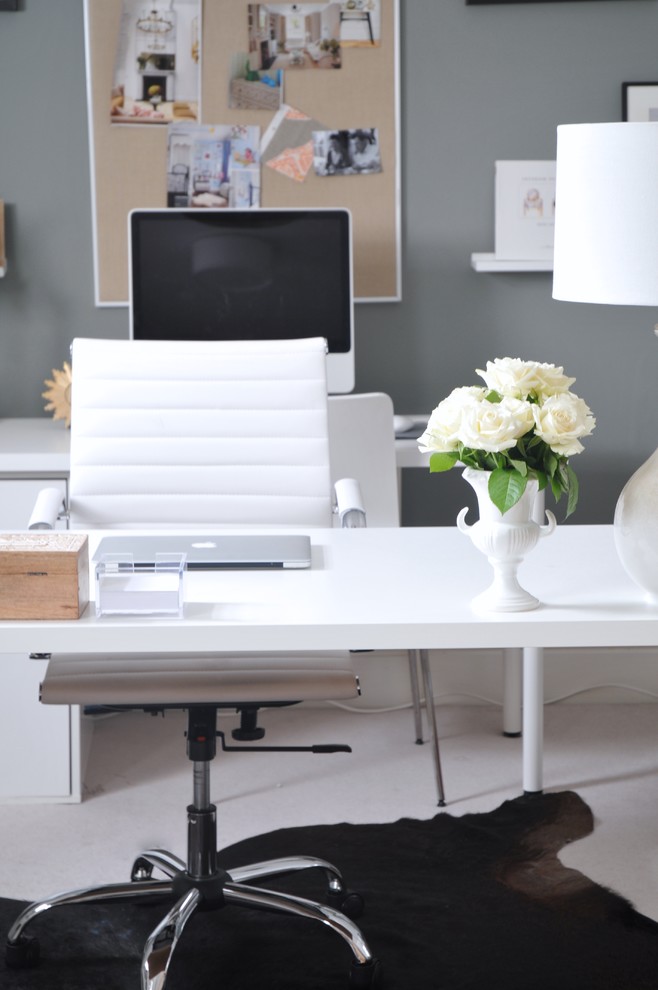 Kleines Klassisches Arbeitszimmer ohne Kamin mit Studio, grauer Wandfarbe, Teppichboden und freistehendem Schreibtisch in Berkshire
