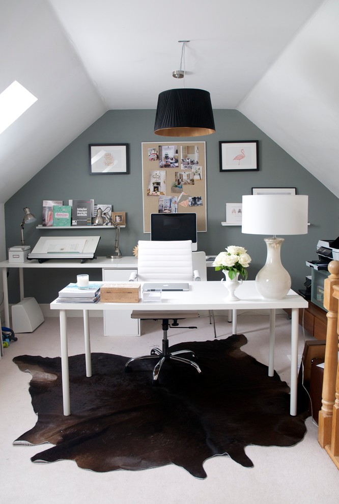 Kleines Klassisches Arbeitszimmer ohne Kamin mit grauer Wandfarbe, freistehendem Schreibtisch und Arbeitsplatz in Berkshire