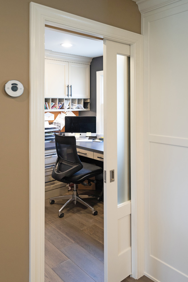 Esempio di un ufficio tradizionale di medie dimensioni con pareti blu, pavimento in legno massello medio, scrivania incassata e pavimento marrone