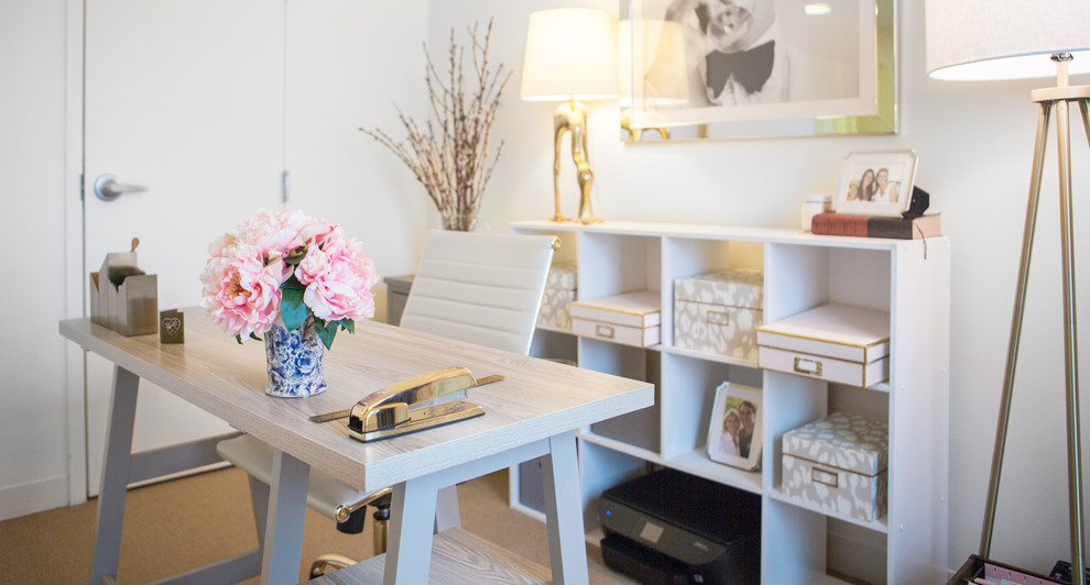 Immagine di un piccolo ufficio stile shabby con pareti bianche, moquette e scrivania autoportante