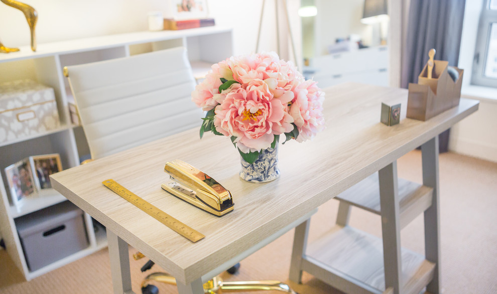 Imagen de despacho romántico pequeño con paredes blancas, moqueta y escritorio independiente