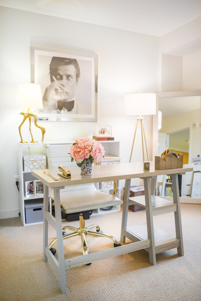 Imagen de despacho romántico pequeño con paredes blancas, moqueta y escritorio independiente