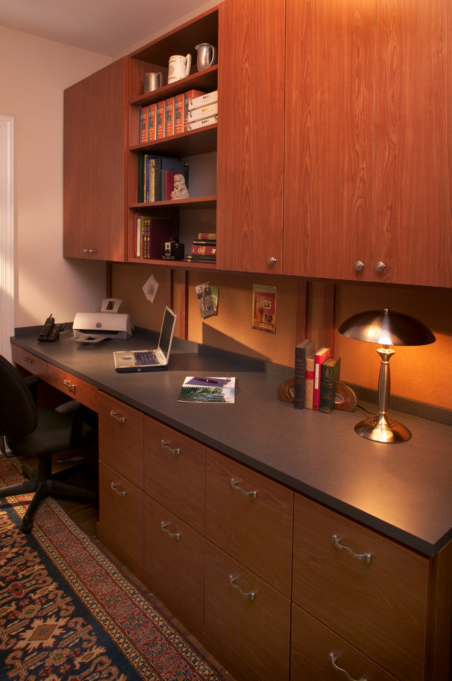 Idee per un ufficio classico di medie dimensioni con pareti beige e scrivania incassata