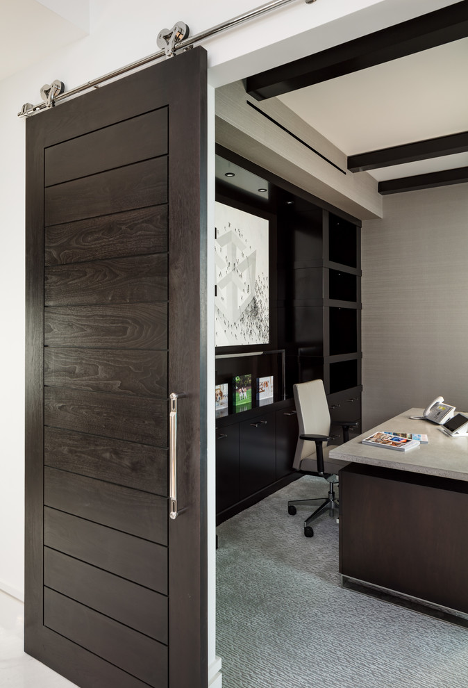 На фото: кабинет среднего размера в стиле модернизм с серыми стенами, ковровым покрытием, отдельно стоящим рабочим столом и серым полом