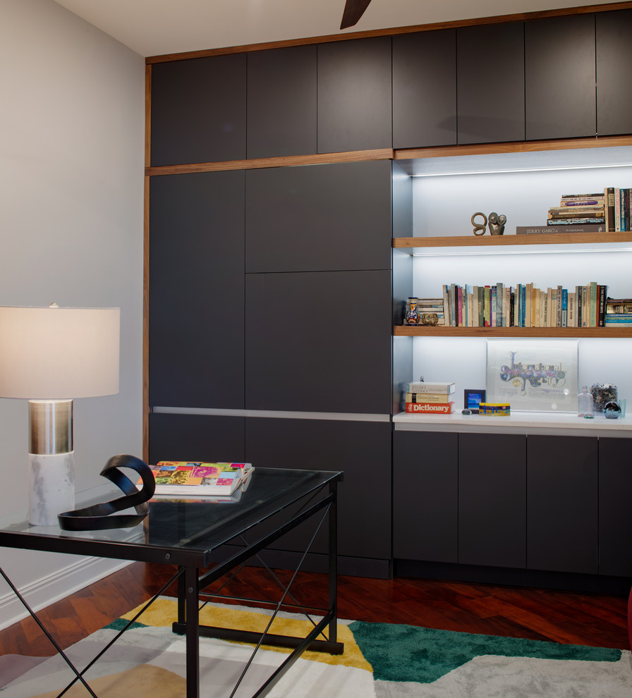 Großes Modernes Arbeitszimmer ohne Kamin mit Studio, grauer Wandfarbe, dunklem Holzboden, freistehendem Schreibtisch und rotem Boden in Sonstige