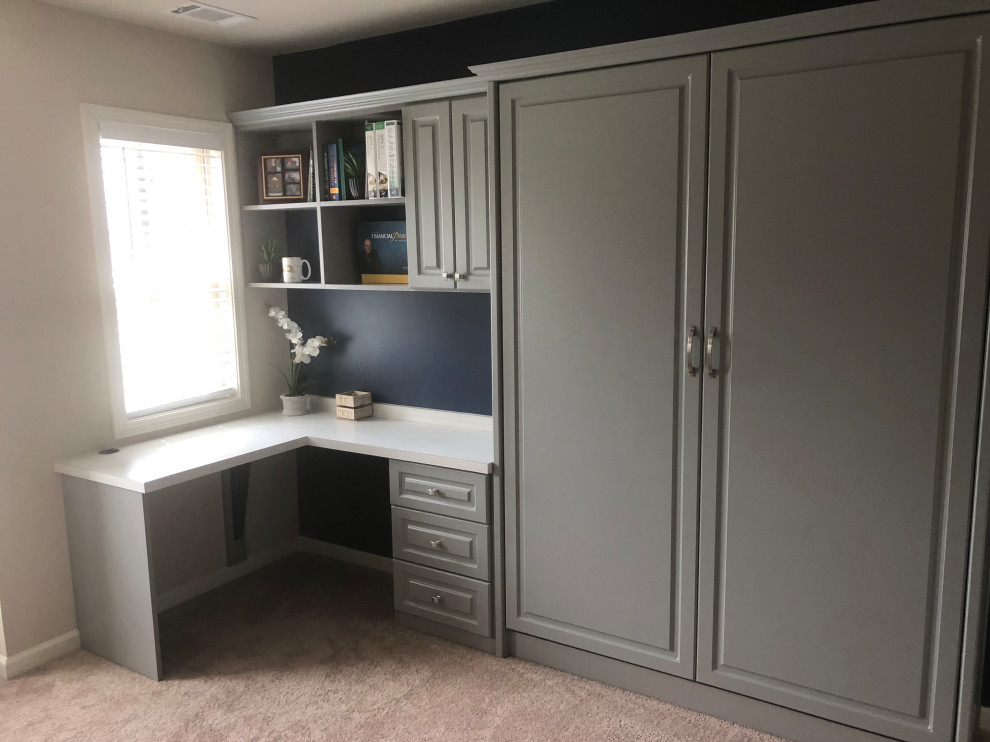 Foto de despacho actual pequeño sin chimenea con paredes beige, moqueta, escritorio empotrado y suelo beige