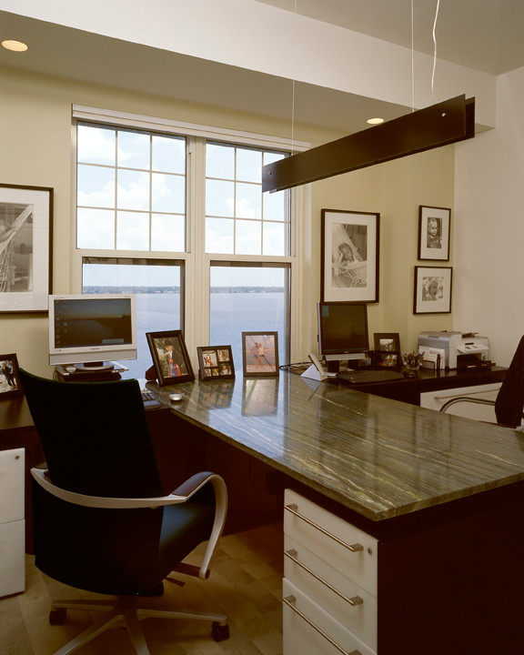 ジャクソンビルにある高級な広いトラディショナルスタイルのおしゃれな書斎 (ベージュの壁、淡色無垢フローリング、暖炉なし、造り付け机、茶色い床) の写真
