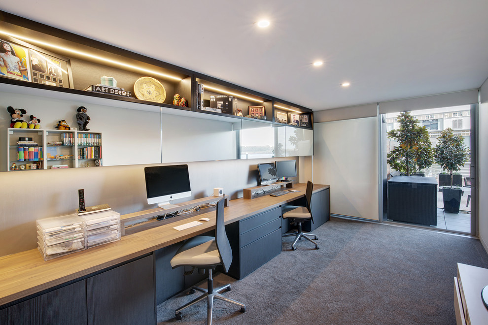 Exemple d'un bureau tendance de taille moyenne avec un mur beige, moquette, un bureau intégré et un sol gris.