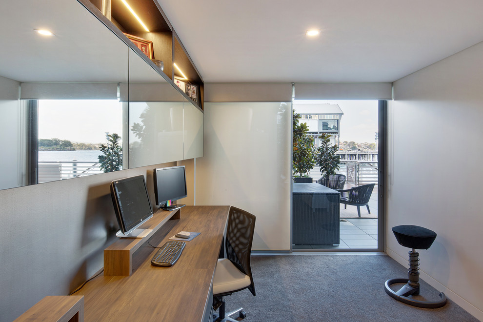 Ejemplo de despacho contemporáneo de tamaño medio con paredes beige, moqueta, escritorio empotrado y suelo gris