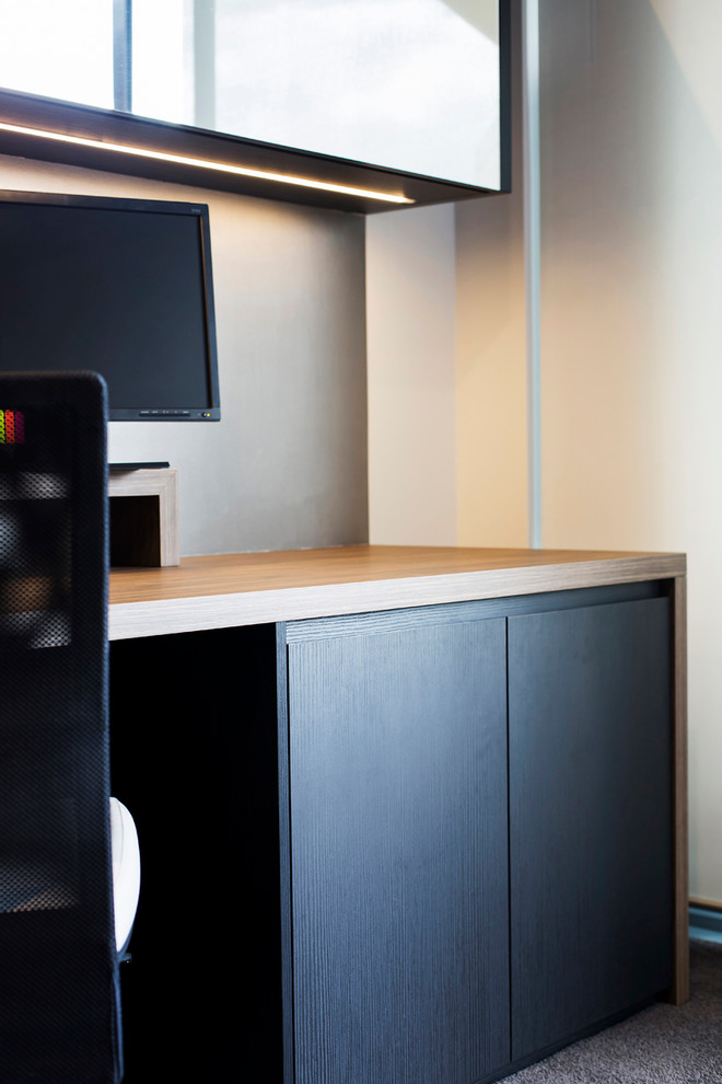 Diseño de despacho actual de tamaño medio con paredes beige, moqueta, escritorio empotrado y suelo gris