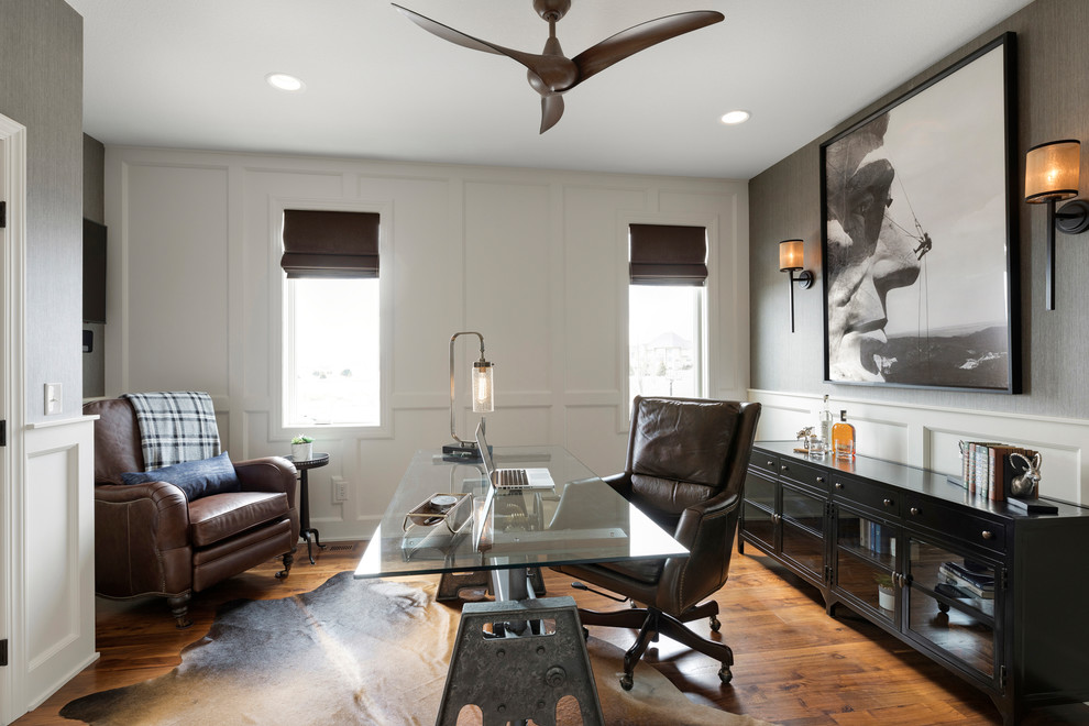 Imagen de despacho tradicional renovado de tamaño medio sin chimenea con suelo de madera en tonos medios, escritorio independiente, suelo marrón y paredes grises