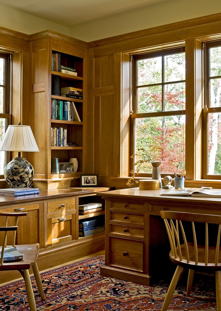 Diseño de despacho rústico con suelo de madera en tonos medios y escritorio independiente