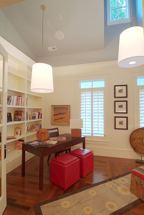 Réalisation d'un bureau champêtre de taille moyenne avec un mur blanc, un sol en bois brun et un bureau indépendant.