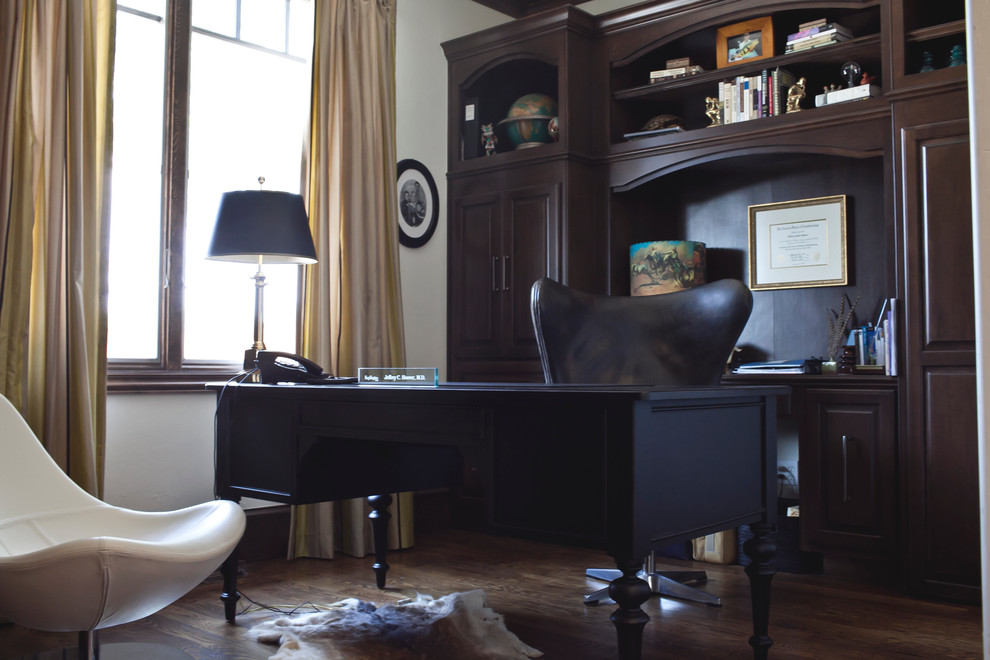 Esempio di un grande ufficio classico con pareti bianche, pavimento in legno massello medio e scrivania autoportante
