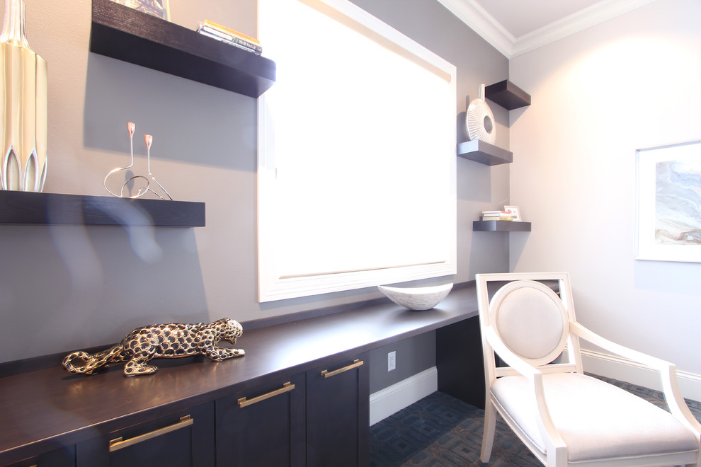 На фото: кабинет среднего размера в стиле неоклассика (современная классика) с серыми стенами, ковровым покрытием, отдельно стоящим рабочим столом и синим полом с