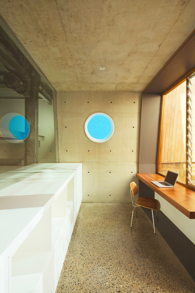 Inspiration för ett funkis arbetsrum, med grå väggar, betonggolv och ett inbyggt skrivbord