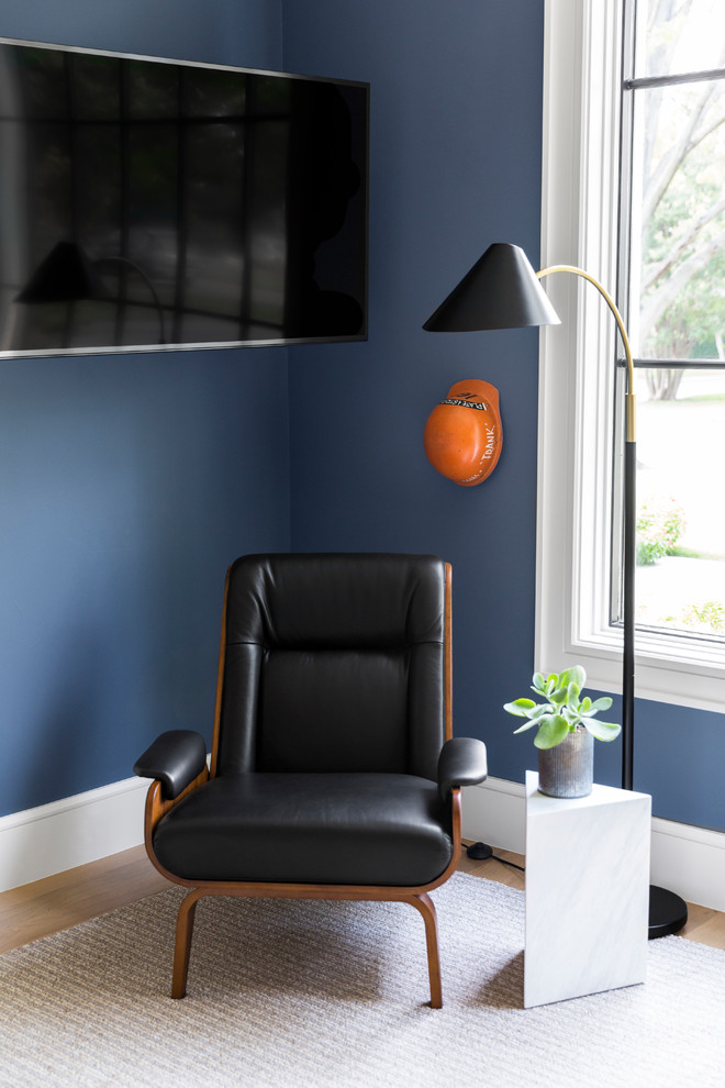 Ejemplo de despacho clásico renovado de tamaño medio con paredes azules, suelo de madera en tonos medios, escritorio independiente y suelo beige
