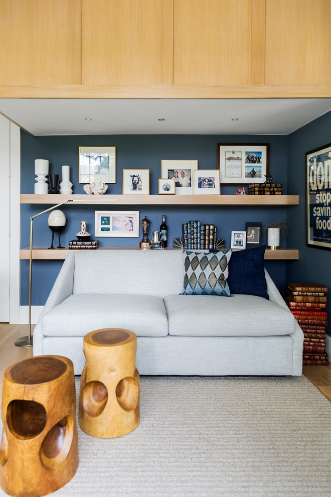 Foto di un ufficio classico di medie dimensioni con pareti blu, pavimento in legno massello medio, scrivania autoportante e pavimento beige