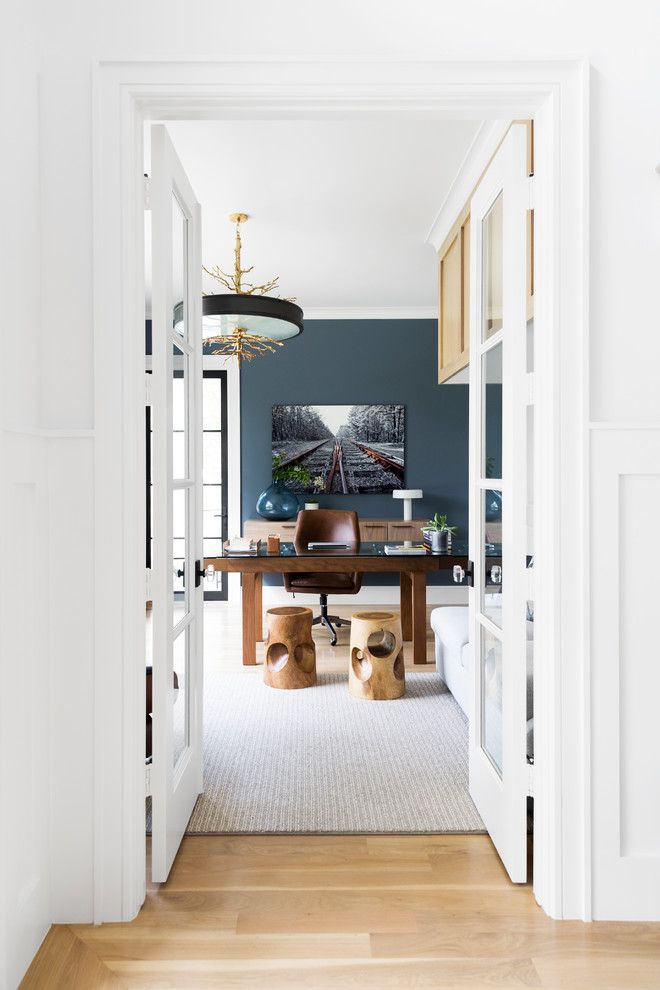 Idee per un ufficio chic di medie dimensioni con pareti blu, pavimento in legno massello medio, scrivania autoportante e pavimento beige