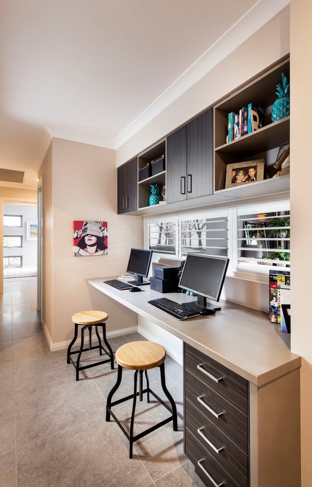 Réalisation d'un petit bureau design avec un mur beige, un bureau intégré et un sol gris.