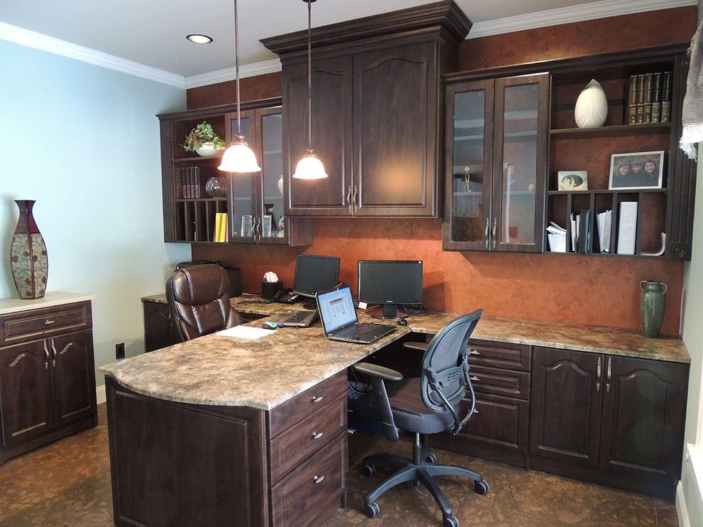 Imagen de despacho tradicional grande con escritorio empotrado